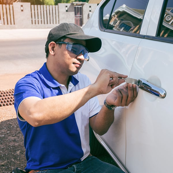 cerrajería de autos ofrece servicios de programación de llaves con chip para autos